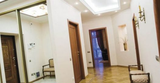 Feng Shui tükör a folyosón, harmonikus kialakítással világos folyosó