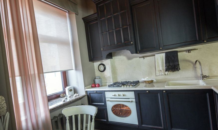 Redőnyök a konyhában blokkoló fény, hogyan kell választani, fotó a belső térben Roller blind klasszikus stílusú konyhában