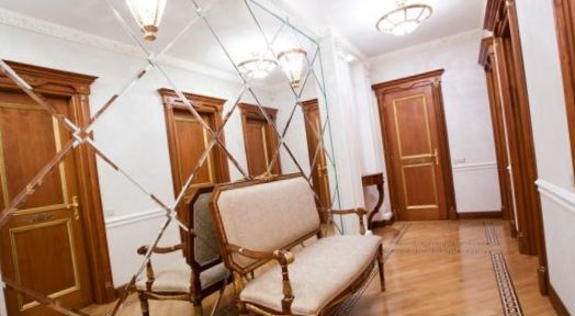Feng Shui tükör a folyosón, harmonikus kialakítással tükrök a folyosón