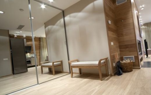 Feng Shui tükör a folyosón, harmonikus kialakítással teljes falú tükör